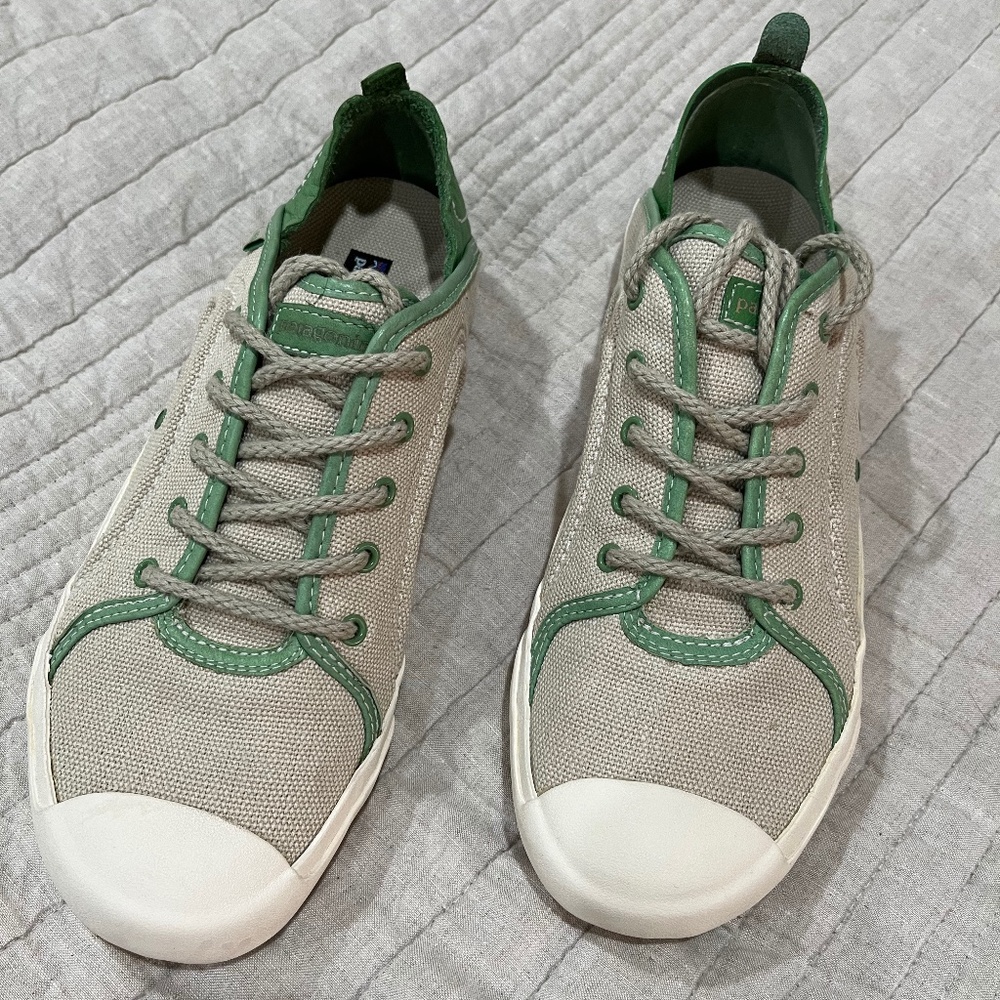 Patagonia Patrol Men's shoes size 9 NIB Cream/Green